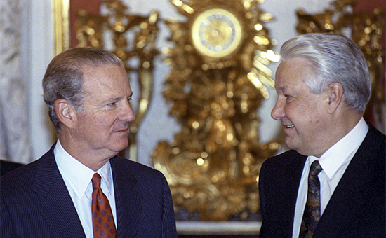 Президент РСФСР Борис Ельцин (справа) и госсекретарь США Джеймс Бейкер


