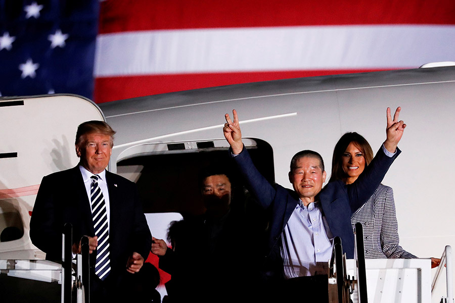 Президент США и первая леди Мелания Трамп встретились с освобожденными из северокорейской тюрьмы гражданами США. Накануне они были амнистированы по просьбе Вашингтона. Их освобождение обсуждалось во время визита американского госсекретаря Майка Помпео в КНДР 9 мая.
