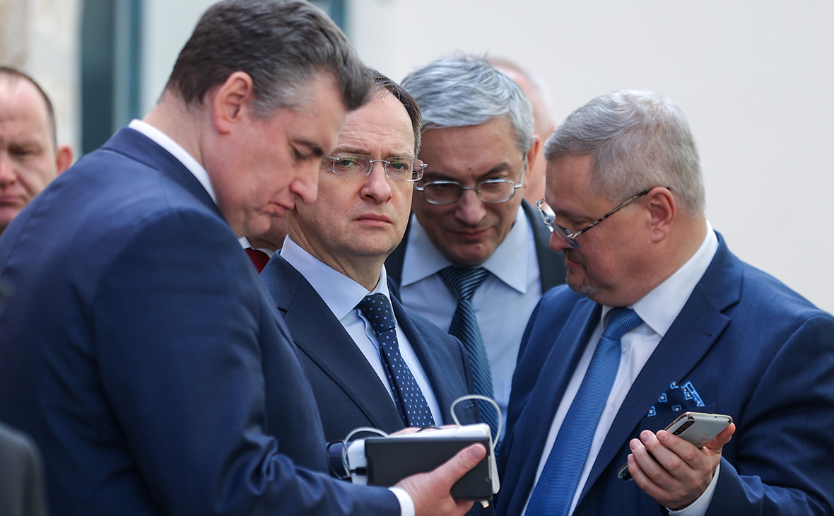 Леонид Слуцкий и Владимир Мединский (слева направо) после российско-украинских переговоров