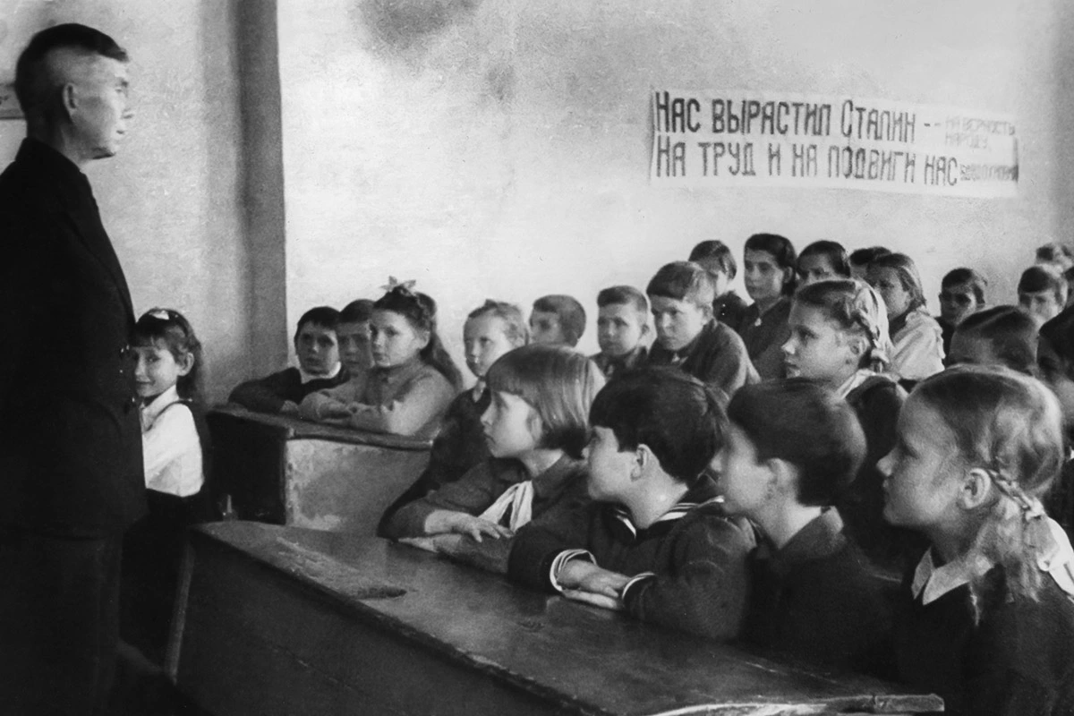 Директор школы в Сталинграде рассказывает отличникам о Сталинградской битве во время Великой Отечественной войны.&nbsp;Февраль 1944 года
