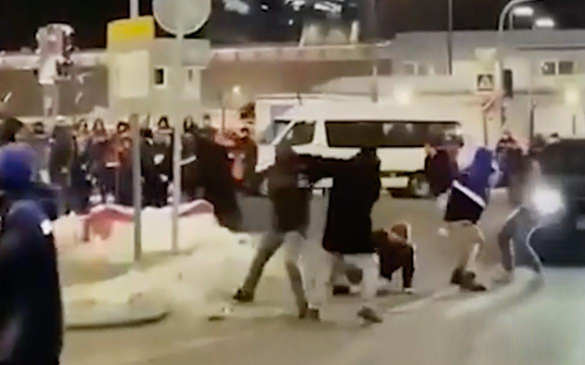 Рабочие на стройке драка. 10. Массовая драка на стройке. Драка рабочих. Драка рабочих.