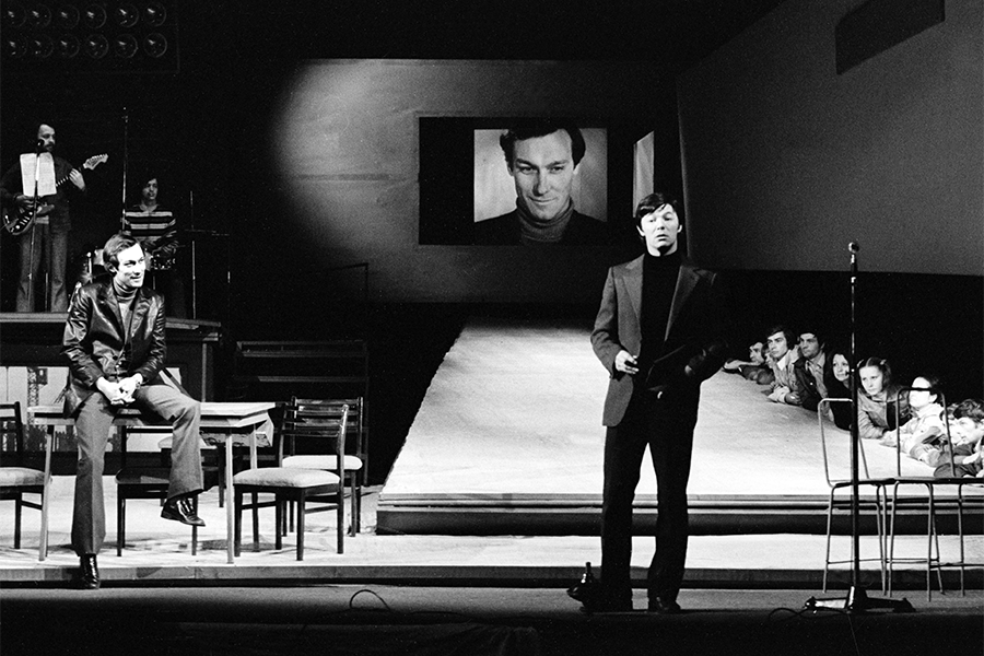 Олег Янковский (слева) и Александр Збруев в спектакле «Автоград-XXI». 1973 год