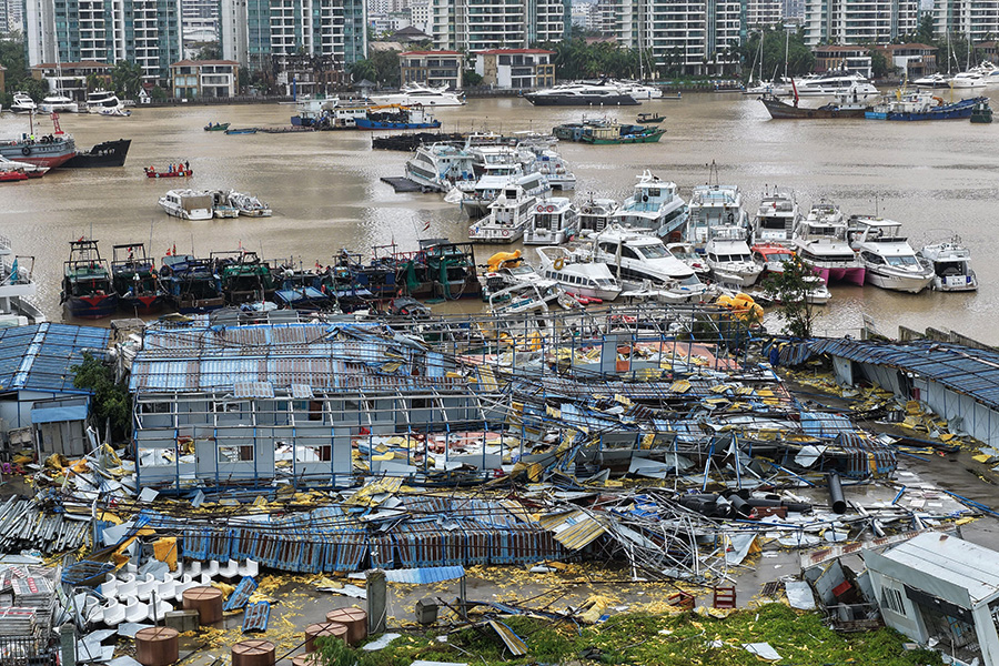 По вине стихии в аэропорте туристического города Санья застряли около 600 россиян. Они должны были улететь из Китая 24&ndash;25 августа &laquo;Аэрофлотом&raquo;. Российских граждан разместили в гостинице. Известно, что позже смогли вылететь по крайней мере два из задержанных рейсов&nbsp;&mdash; в Москву и Владивосток
