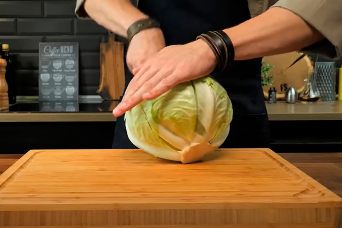 Быстро нашинковать капусту можно с помощью поварского ножа