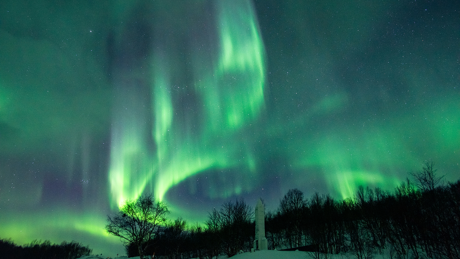 В ночь на среду ярко-красное сияние увидели жители Челябинской и Тюменской областей, а также в республики Башкортостан