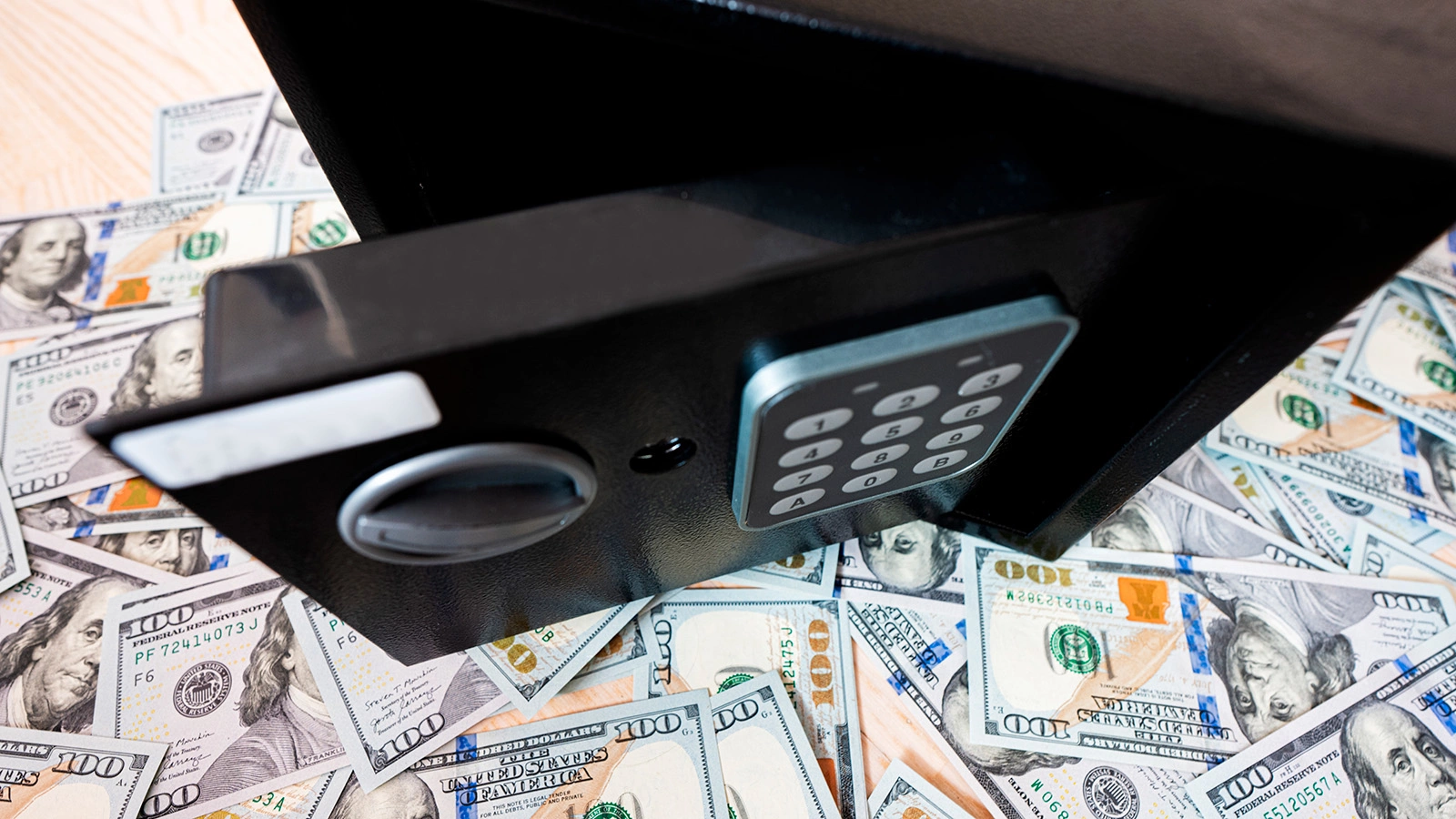 Мужчина приобрел старый сейф, в котором оказалась гигантская сумма