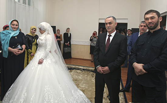 Вопрос многоженства на Северном Кавказе начал обсуждаться в связи со свадьбой 17-летней школьницы Луизы Гойлабиевой и главы РОВД Нажуда Гучигова (2-й справа)