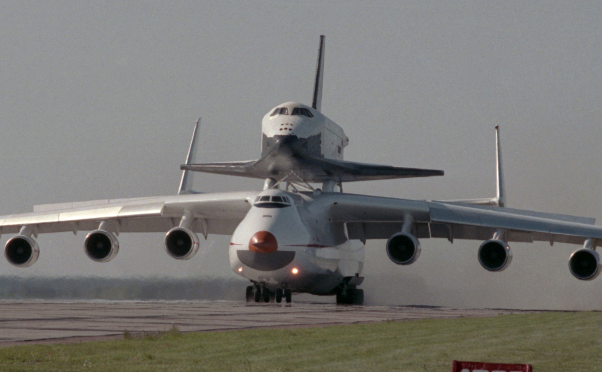 Посадка грузового самолета Ан-225 &laquo;Мрия&raquo;, несущего на верхней подвеске многоразовый космический корабль &laquo;Буран&raquo;. 1989 год
