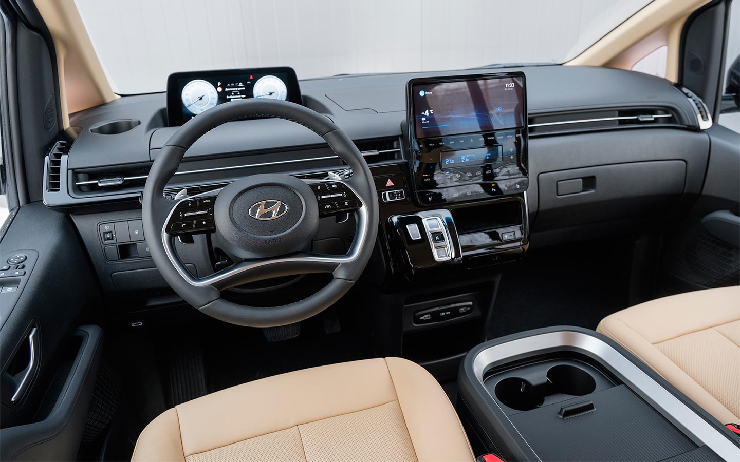 Оформление передней панели Hyundai Staria будто вторит футуристичному дизайну экстерьера. Центральную часть массивный передней панели венчает широкоформатной 10,25-дюймовый тачскрин медиасистемы, под котором скомпонована целая&nbsp;россыпь кнопок управления климатической установкой.