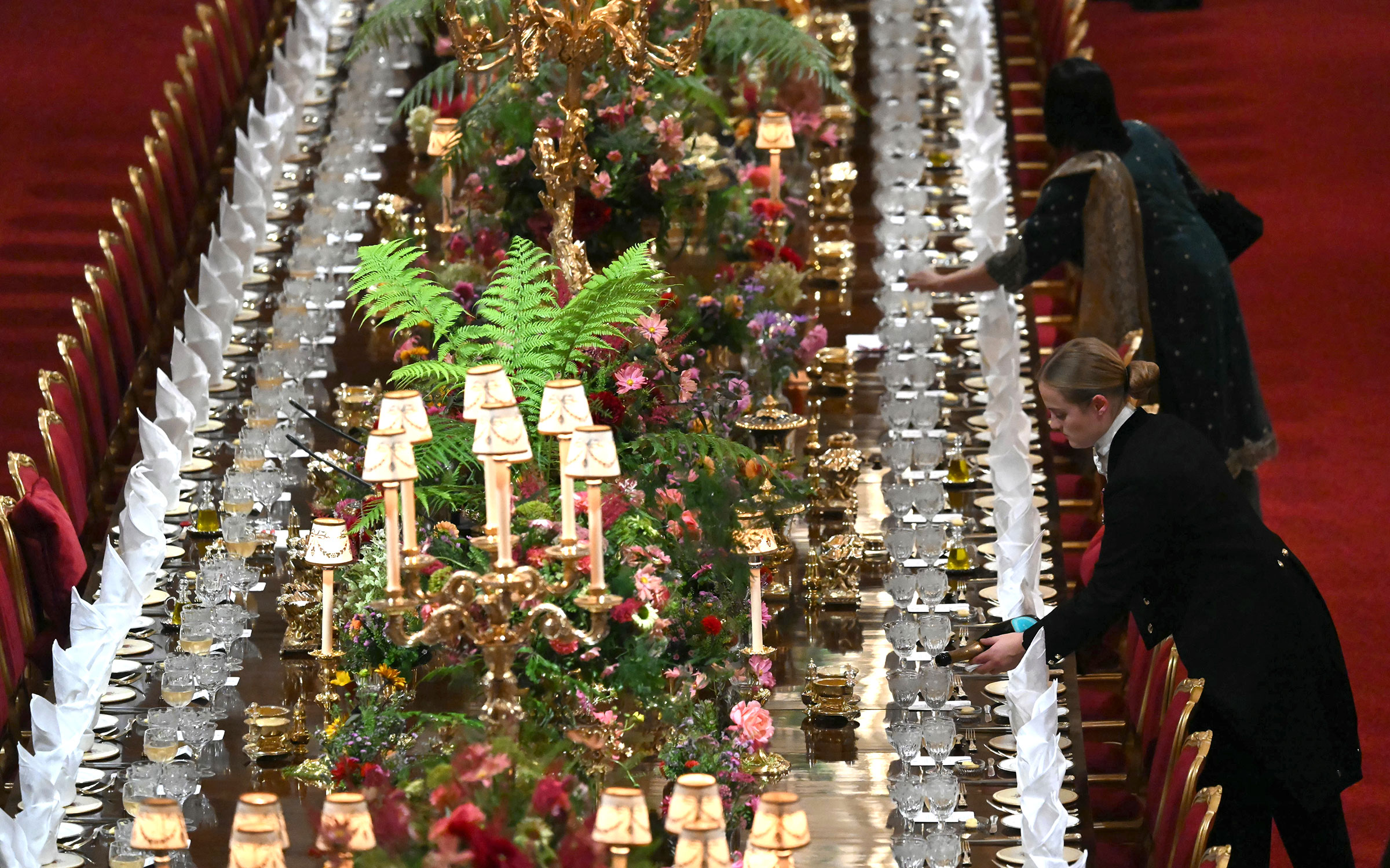 Стол сервировалили парадным сервизом из более чем 4 тыс. предметов, заказанным для короля Георга IV, правившего в начале XIX века.