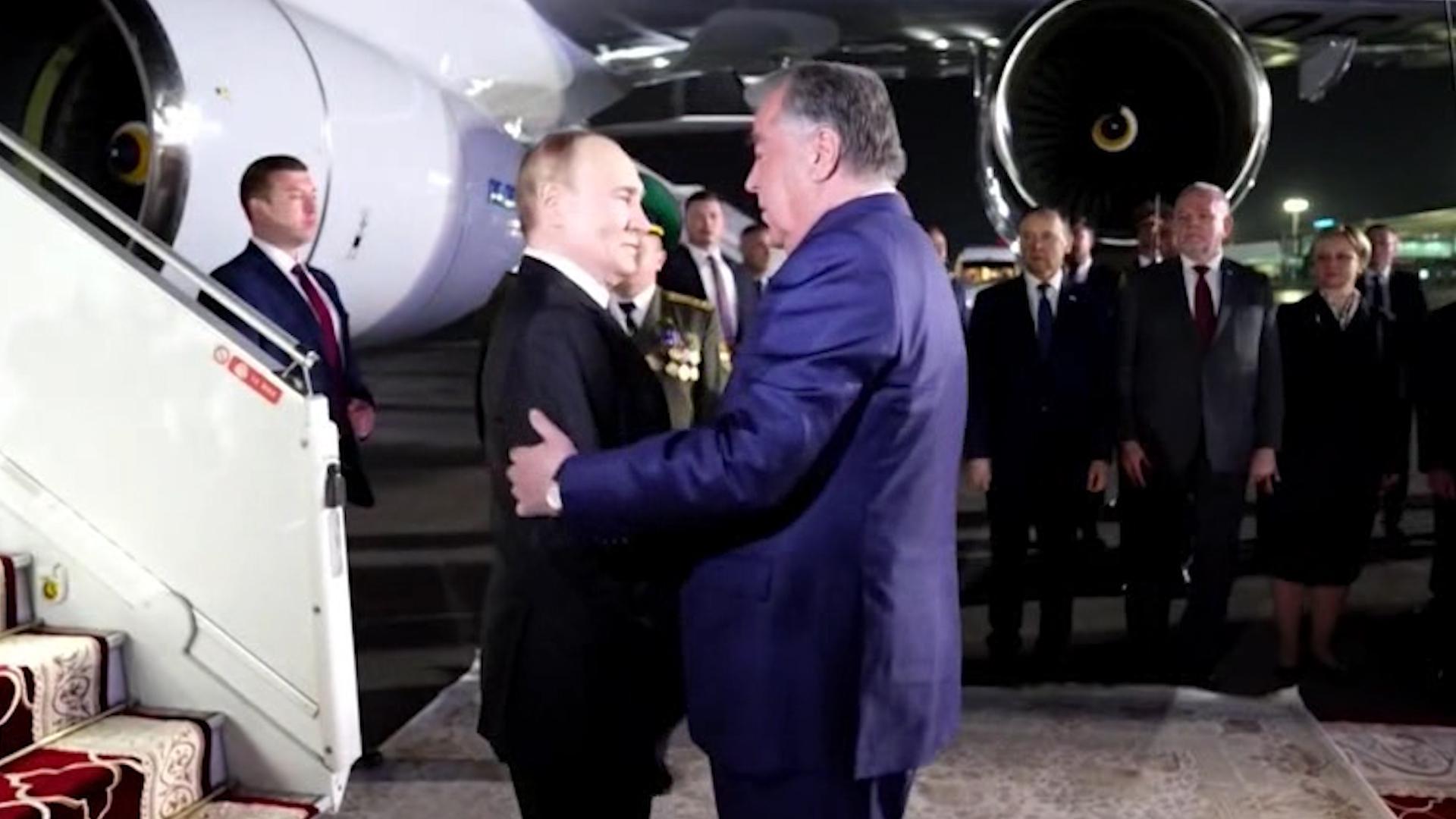 Путин вручил подарки президенту Таджикистана. Видео