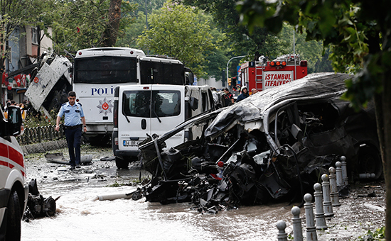 На месте взрыва рядом&nbsp;с&nbsp;автобусной остановкой в&nbsp;Стамбуле, 7 июня 2016 года


