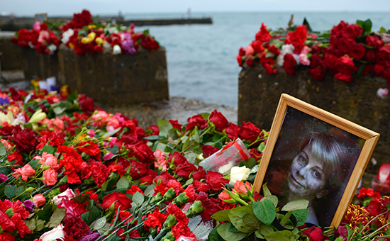 Цветы на набережной Сочи в память о погибших в авиакатастрофе Ту-154 Минобороны России


