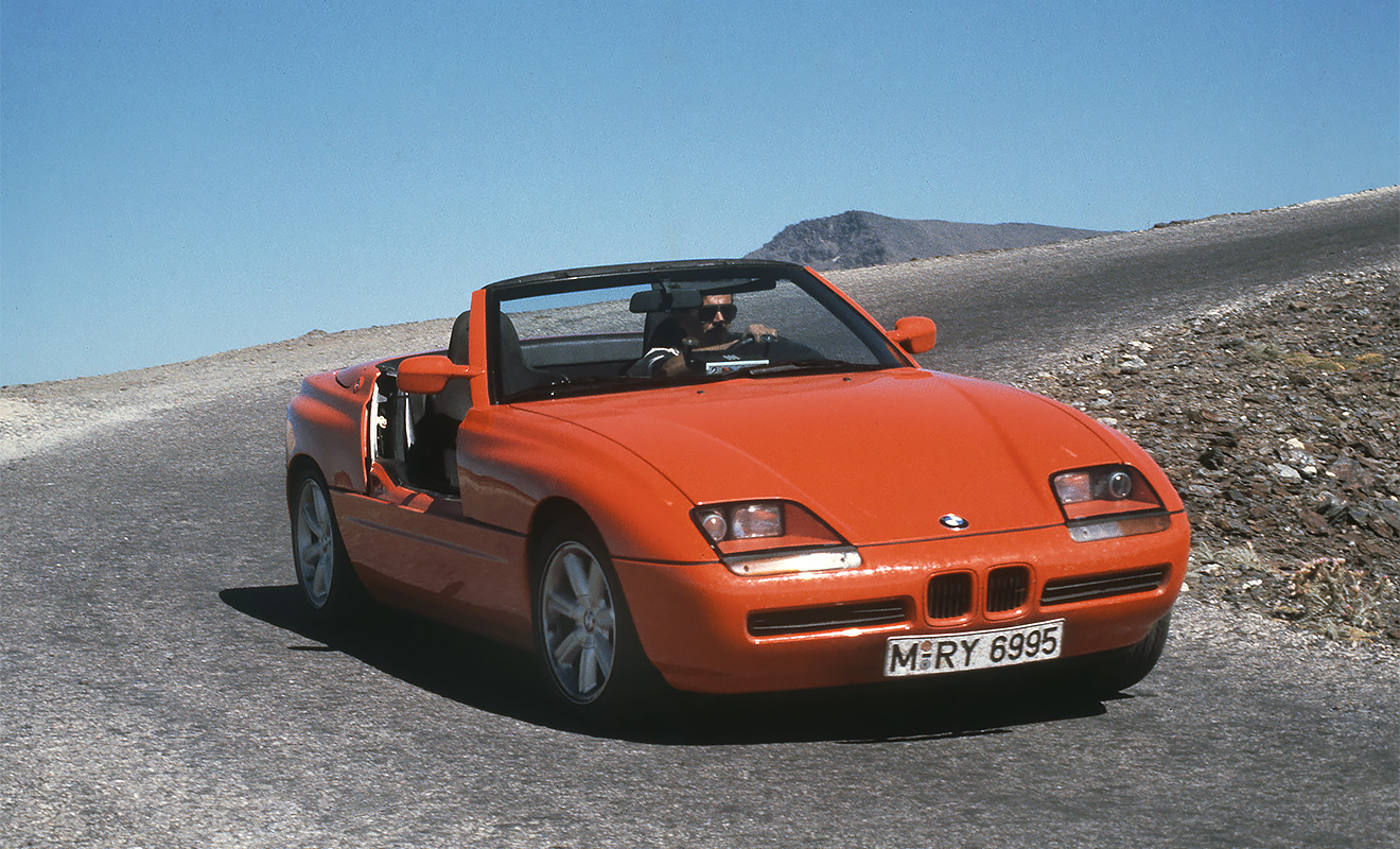 Впрочем, в конце восьмидесятых не все автомобили BMW вписывались в новый корпоративный стиль. В линейке марки появились две модели-выскочки, которые по-прежнему имели крохотные ноздри в стиле неповторимого M1. Первым стал родстер Z1, увидевший свет в 1988-м, а годом позже появилась первая &laquo;восьмерка&raquo; с кузовным индексом E31.
