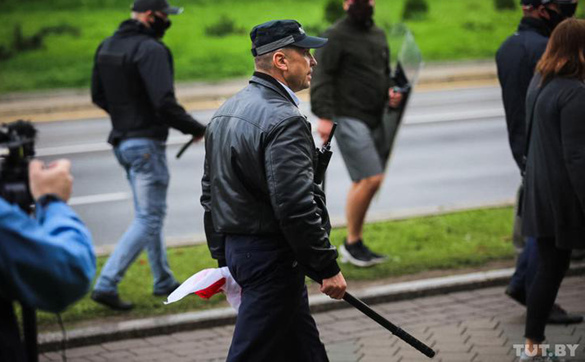 Николай Карпенков (в центре) во время разгона протестующих 6 сентября в Минске