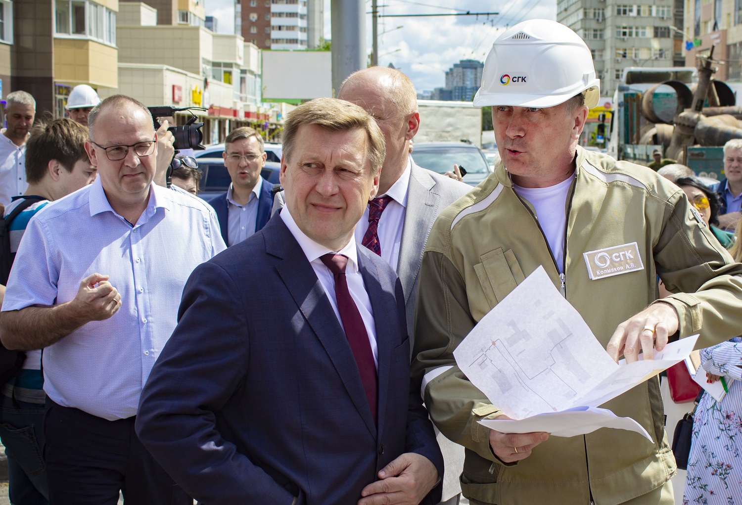Слева направо: руководитель департамента ЖКХ и энергетики мэрии Дмитрий Перязев, мэр Анатолий Локоть и Андрей Колмаков

