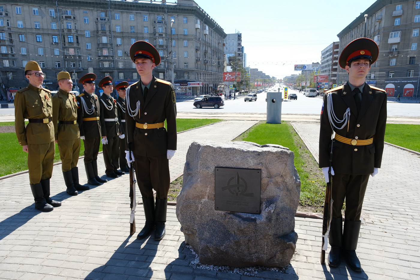 Стела город трудовой доблести Ново. Памятник трудовой доблести Новосибирск.