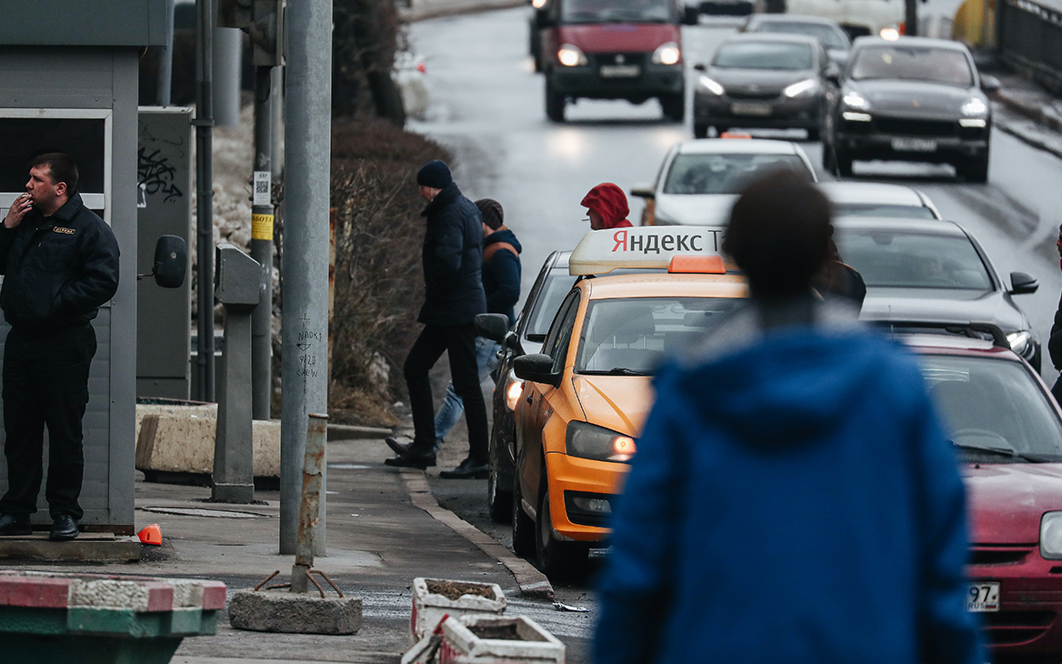Власти Москвы удвоили субсидии на покупку автомобилей такси и каршеринга