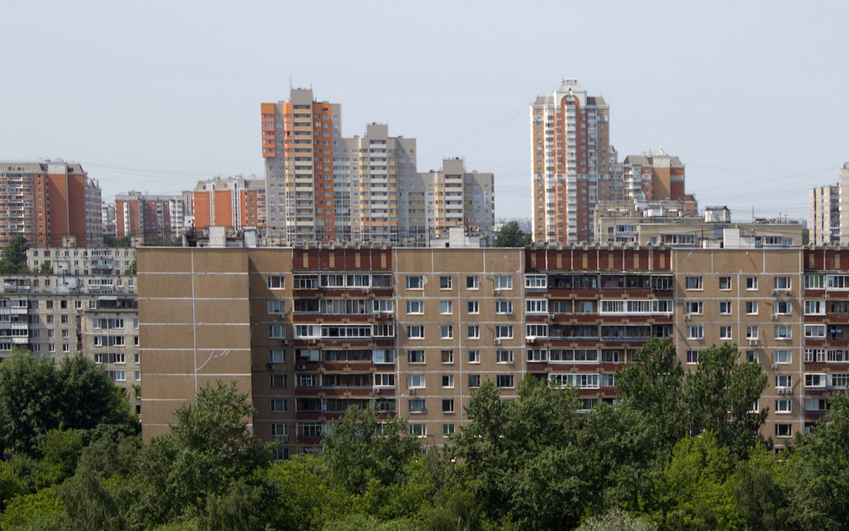 В Москве второй месяц подряд снижаются цены на жилье.