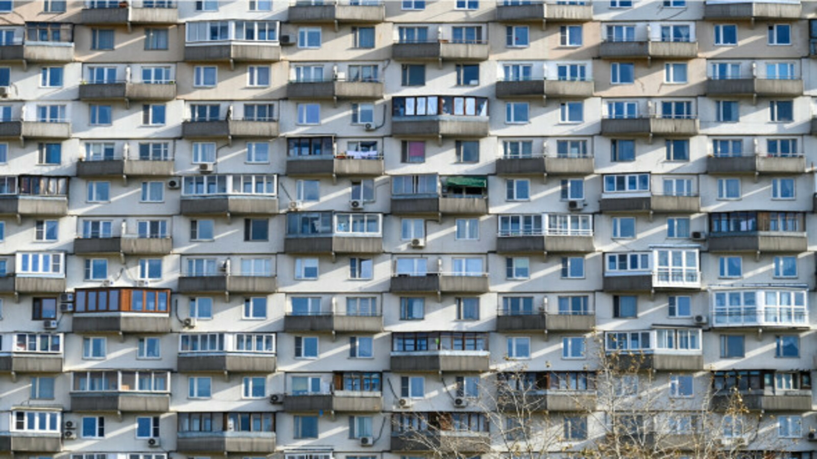 Многие собственники опасаются, что их недвижимость снизится в цене, поэтому готовы как делать дисконт при продаже реальным покупателям, так и участвовать в программах выкупа квартир.