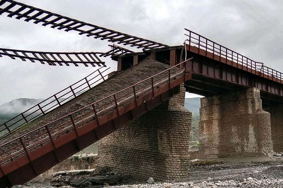 На фото: железнодорожный мост в городе Сиби, провинция Белуджистан, 25 августа 2022 года

ProPakistani сообщает, что члены федерального правительства и офицеры пакистанской армии объявили о внесении своей месячной зарплаты в фонд помощи жертвам наводнения