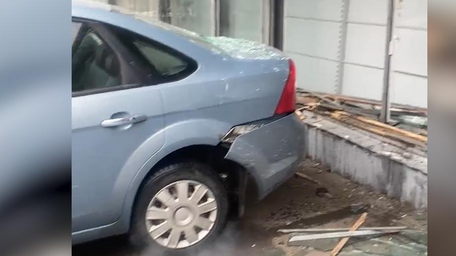 Женщина за рулем автомобиля въехала в витрину магазина в Чертаново. Видео