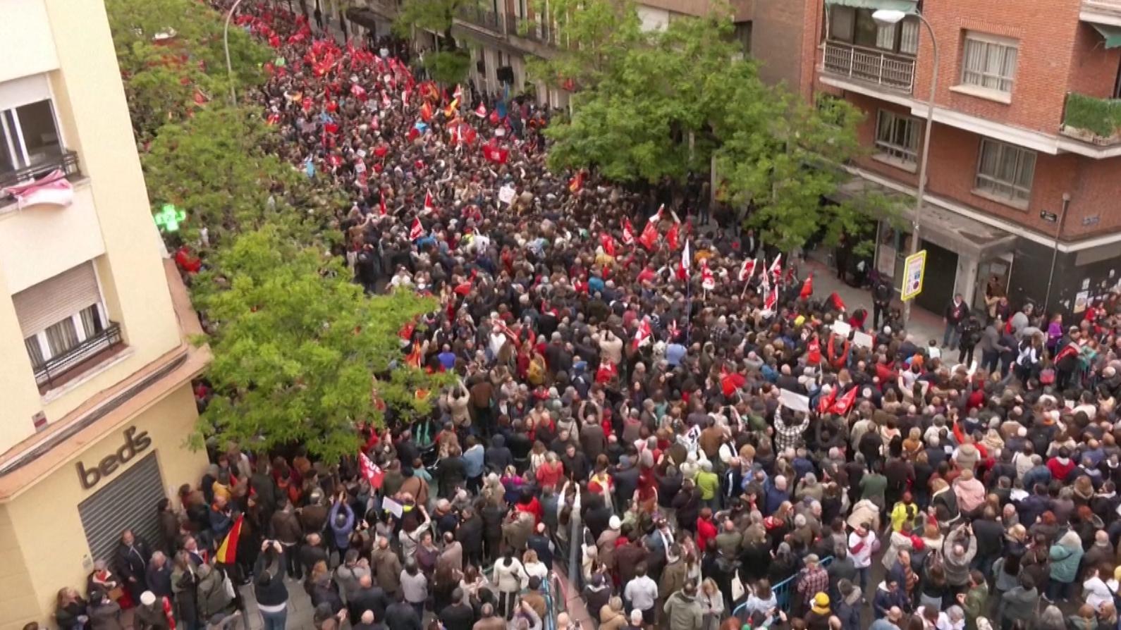 Тысячи испанцев вышли на акцию в поддержку премьер-министра Педро Санчеса