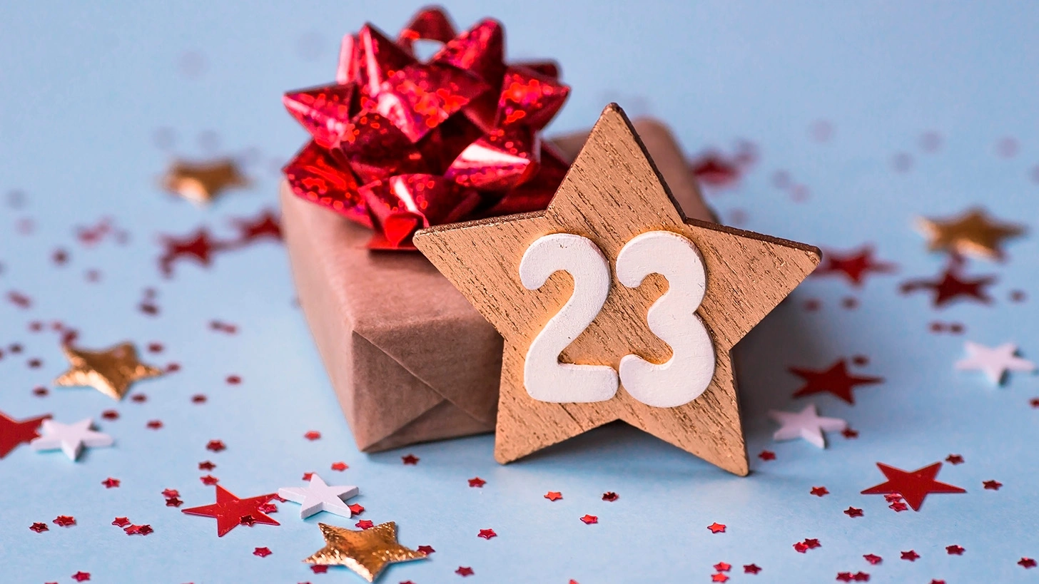 23 февраля принято поздравлять не только тех, кто имеет отношение к военной службе, но и не служивших мужчин