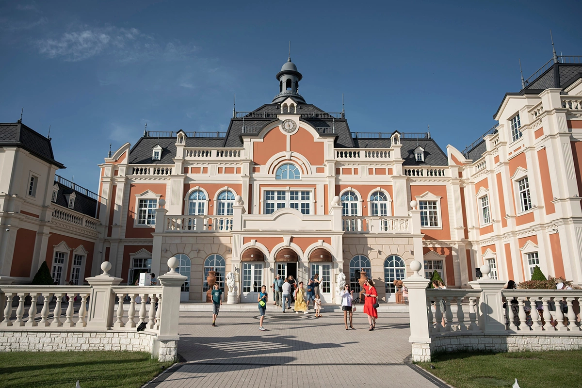 В Геленджике, самом южном терруаре России, расположена территория туристического комплекса «Шато де Талю»