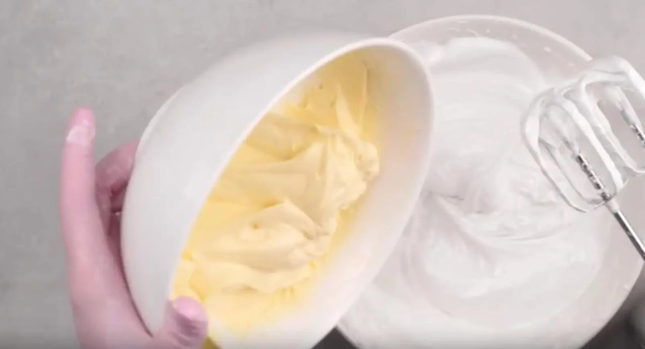 Введите в массу крем