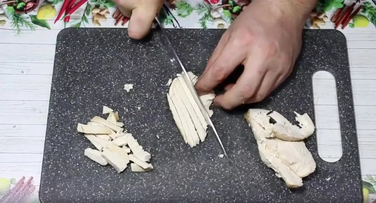 Режем курицу соломкой