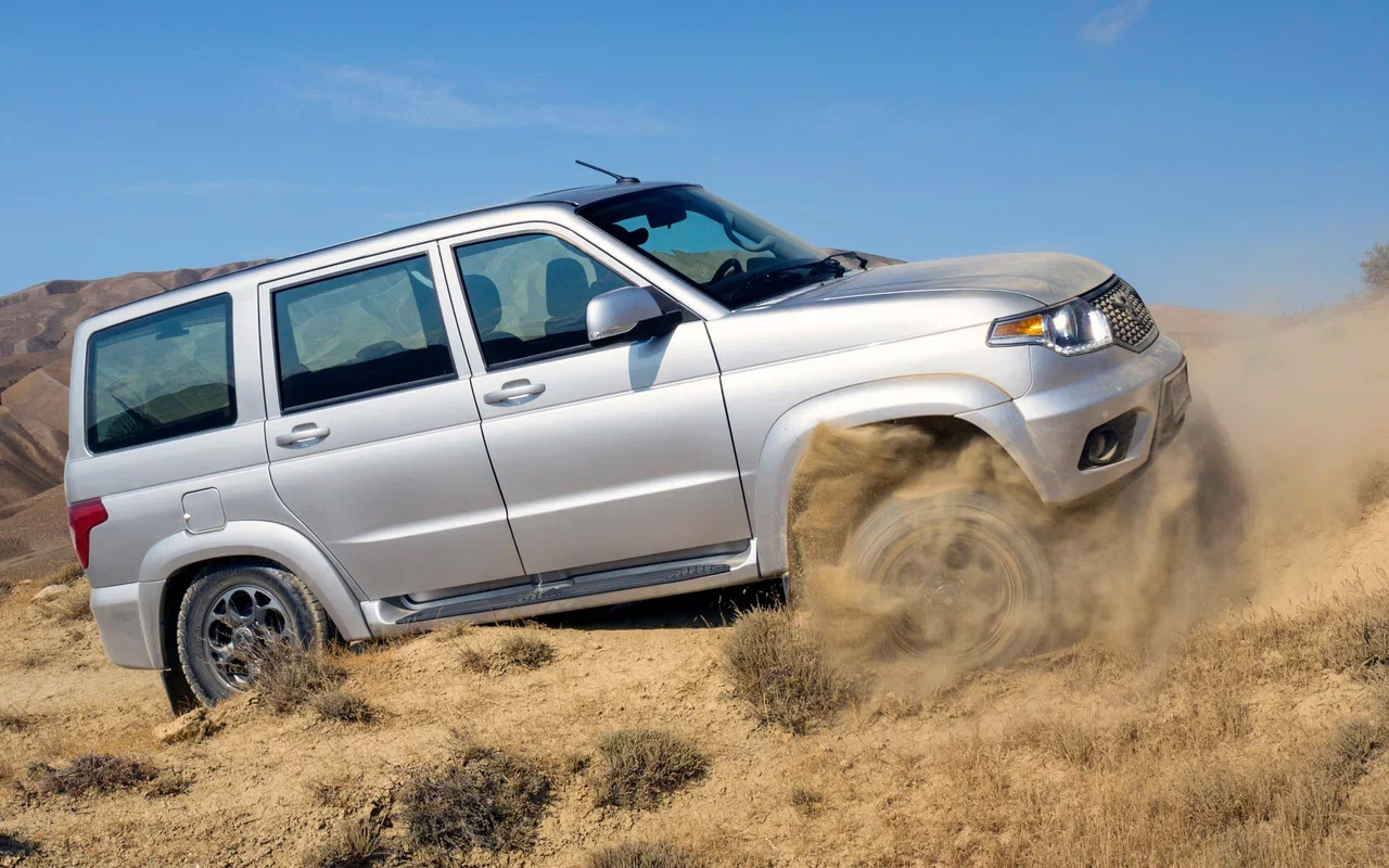 2018 год. Много нового в технике. Мотор ЗМЗ-PRO 2.7 (150 л.с.), сцепление с немецким диском Luk, рулевой демпфер и более жесткая трапеция, поворотные кулаки открытого типа, задний стабилизатор, двухлистовые рессоры, улучшенные амортизаторы, усиленная шумоизоляция