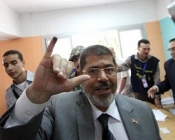 Выборы президента в Египте: во второй тур вышел сторонник радикального исламского движения "Братья-мусульмане" 