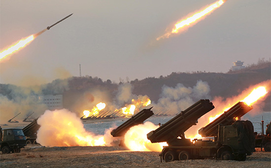 Реактивные системы залпового огня военных сил КНДР во время учений


