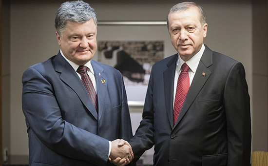 Президент Украины Петр Порошенко и&nbsp;президент Турции Реджеп Эрдоган (слева направо) во&nbsp;время встречи в&nbsp;рамках саммита глав государств и&nbsp;правительств стран&nbsp;&mdash;&nbsp;участниц НАТО. ​8 июля 2016 года

