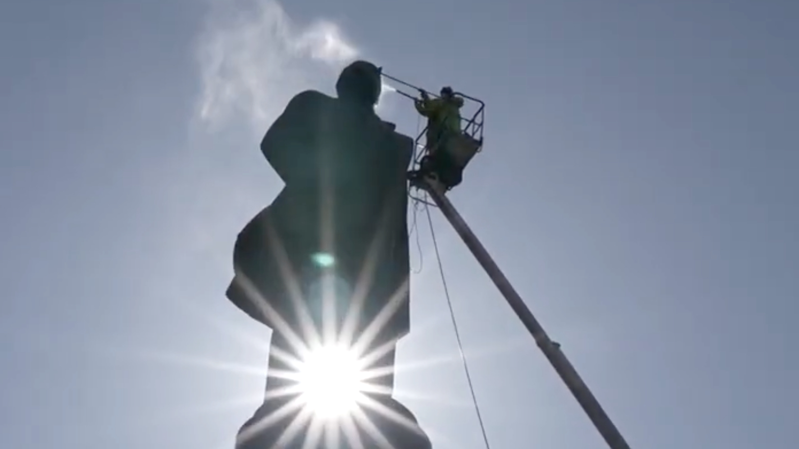 Как сносили памятники Ленину в столицах бывших республик СССР. Видео"/>













