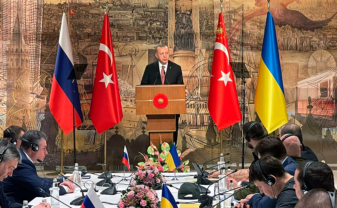 Реджеп Тайип Эрдоган (в центре) произносит речь, приветствуя российскую и украинскую делегации перед переговорами