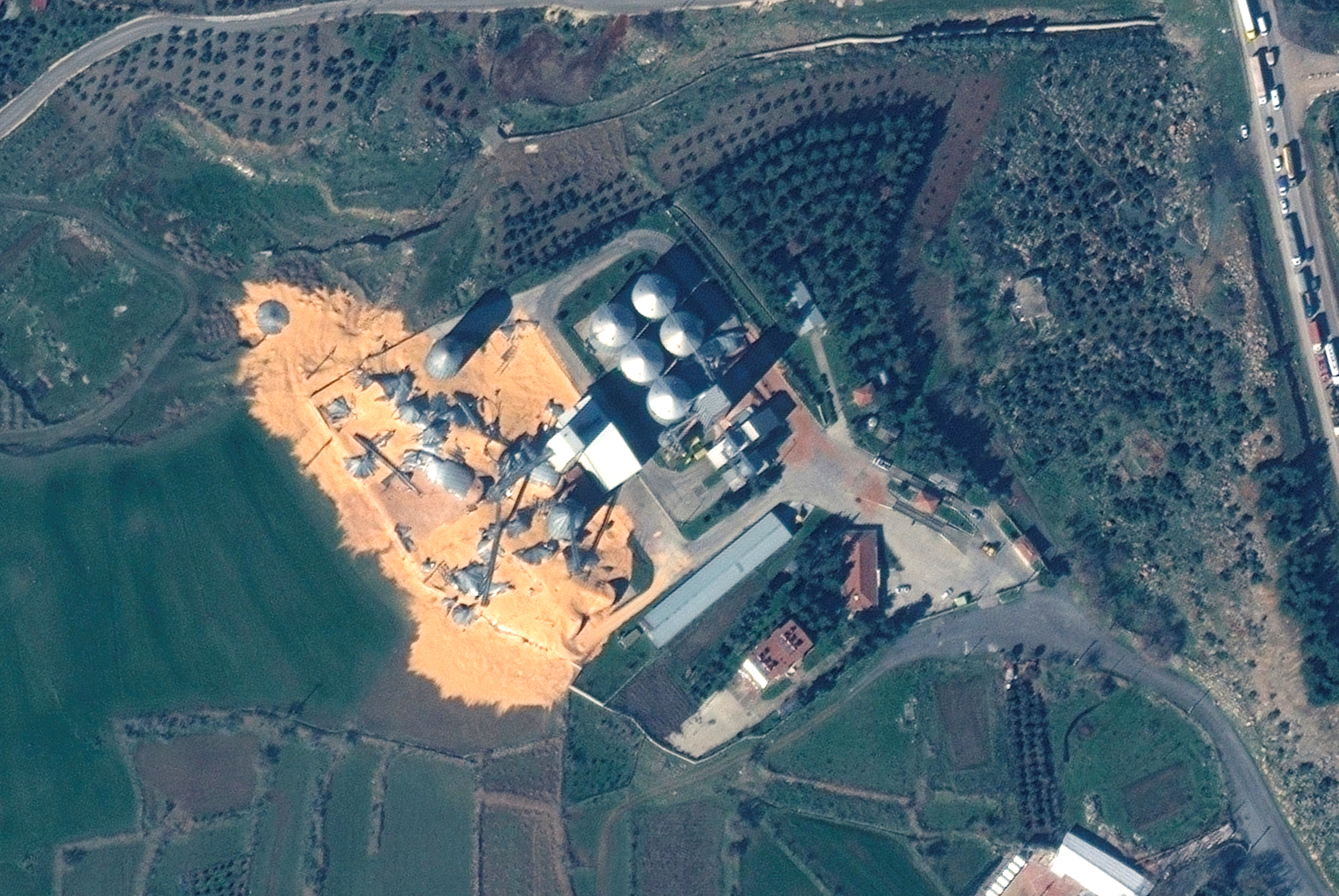 Спутниковый снимок разрушенных хранилищ&nbsp;зерна в турецком&nbsp;Нурдагы