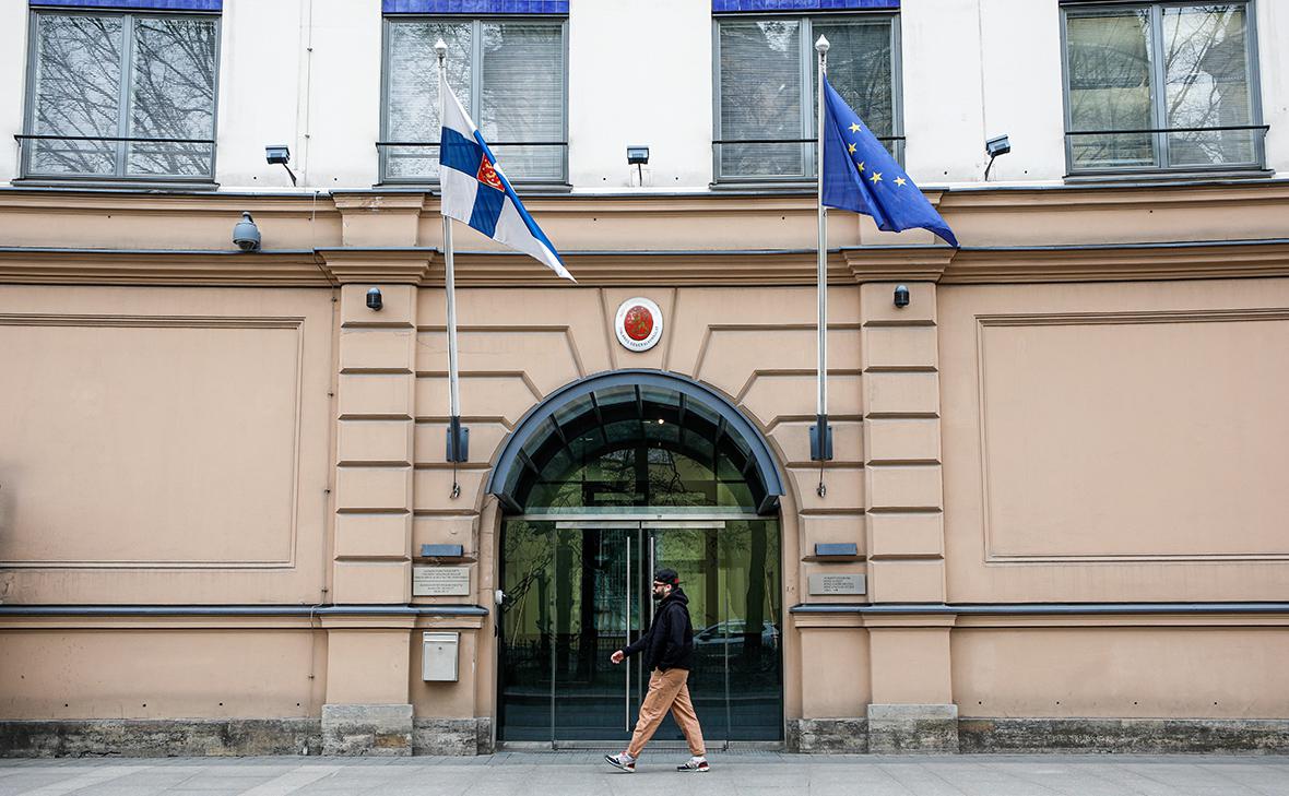 Россия вышлет 9 дипломатов и закроет консульство Финляндии в Петербурге"/>













