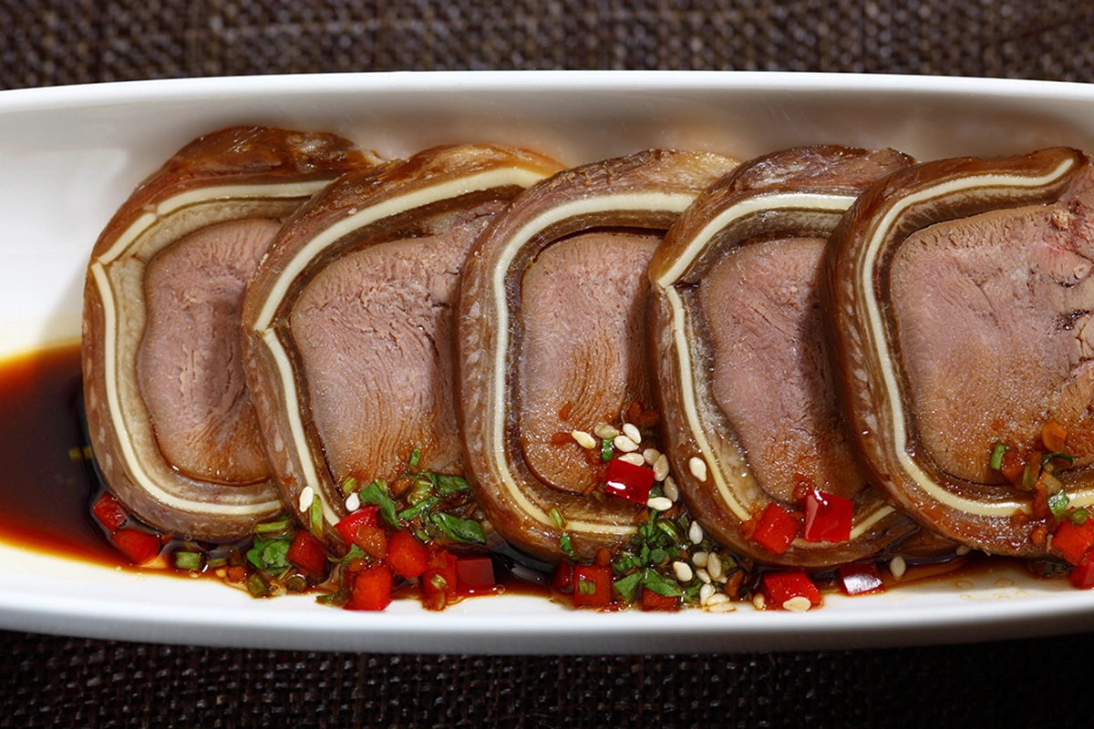 Рулет из свиных ушей с телячьим языком