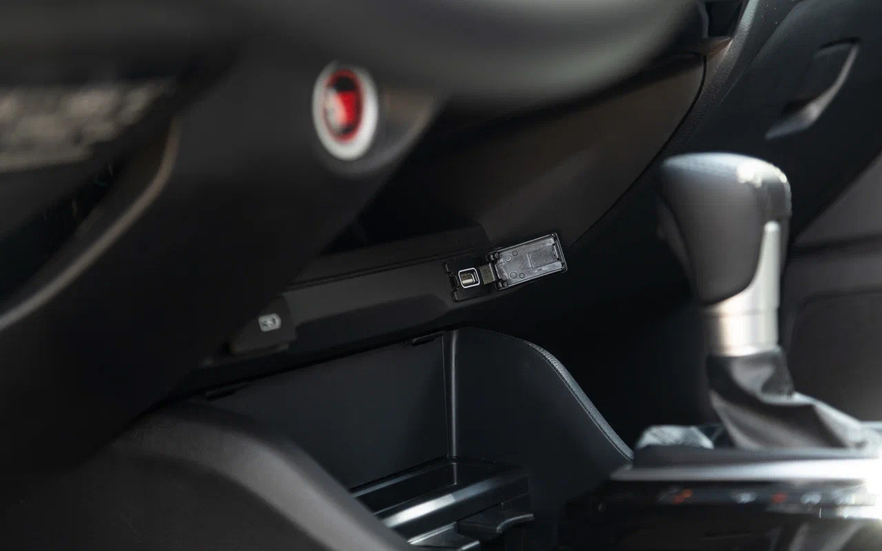 У Honda Crider нет даже привычного места для смартфона, только узенькая&nbsp;полочка за рычагом КПП&nbsp;