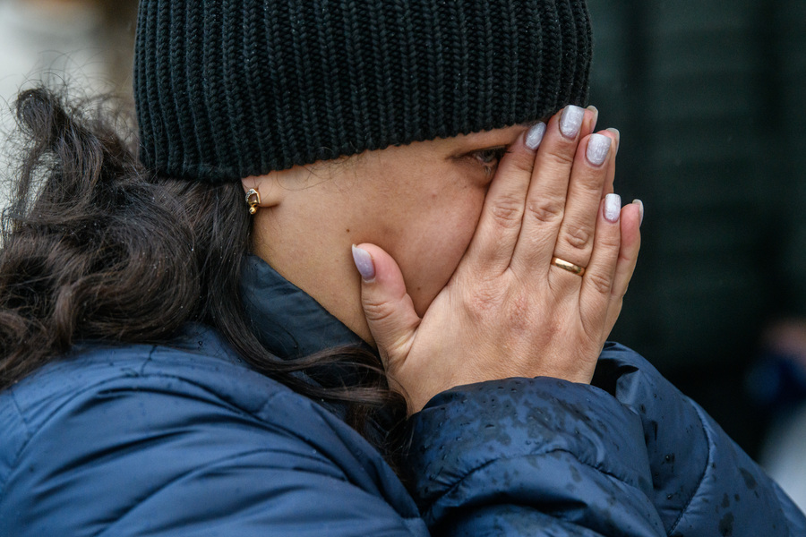 Стихийный мемориал на месте гибели в ДТП двух девочек, которых сбил пьяный водитель, Ревда, 8 октября 2025 года