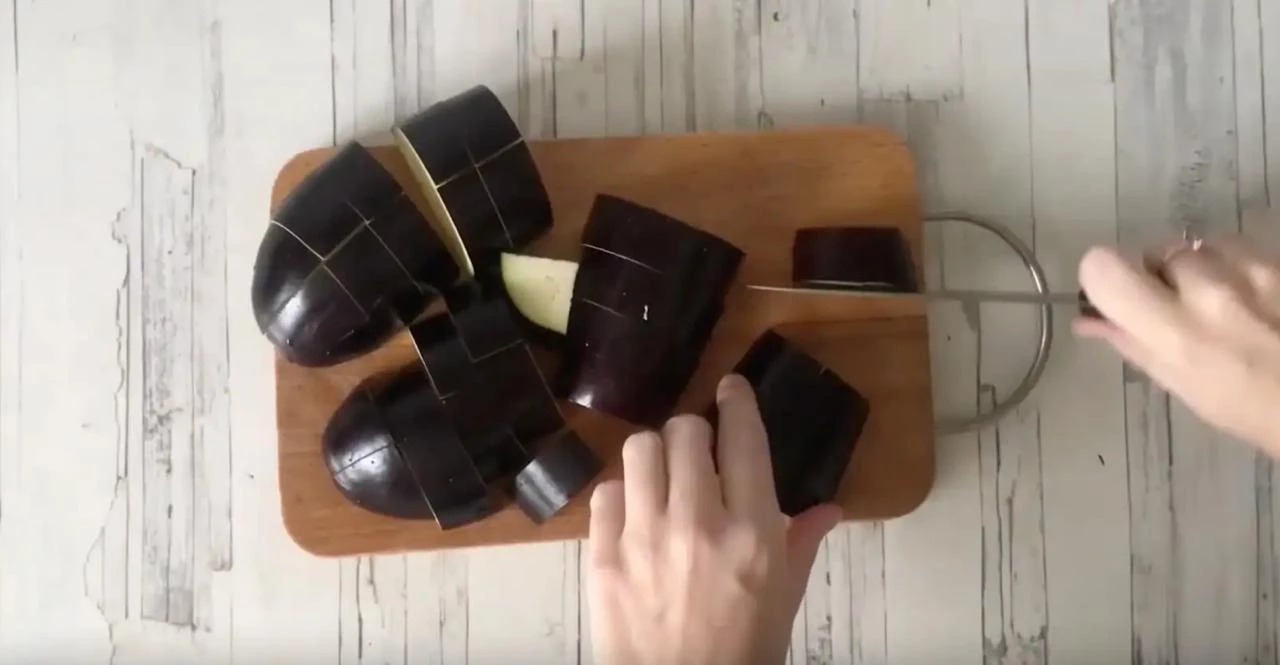 Нарежьте баклажаны кусочками