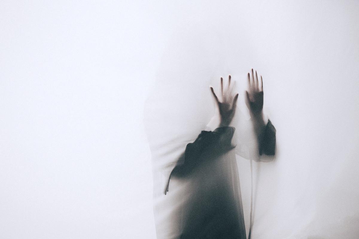 Важно различать гаптофобию как отдельную фобию и страх прикосновений как симптом, который проявляется при других психических нарушениях