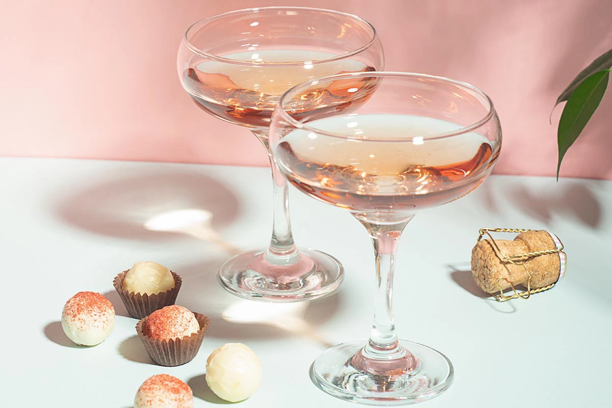 Игристое может быть не только сухим, а полусладкое или сладкое вполне можно сочетать с шоколадом