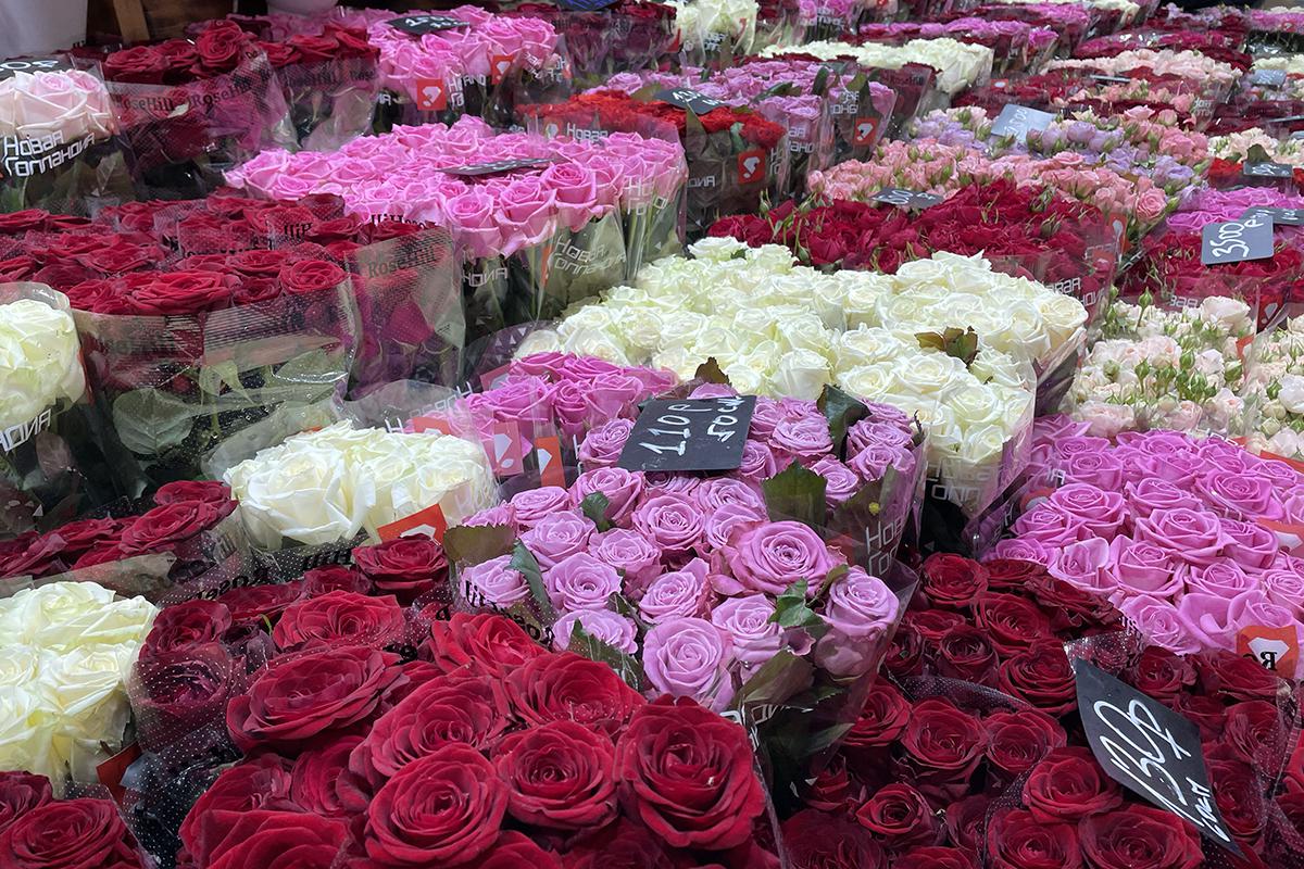 Продажа цветов на Рижском рынке в Москве в преддверии Международного женского дня, 06 марта
