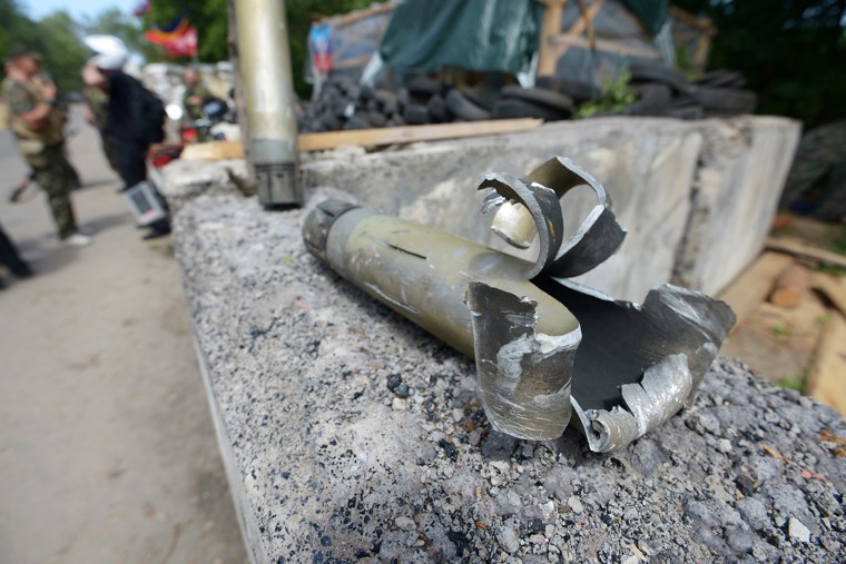 Фрагмент разорвавшегося боеприпаса, найденного после авиаудара ВВС Украины по блокпосту под Луганском 2 июня.