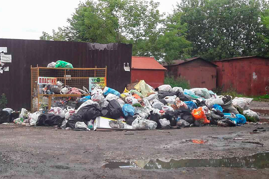 Местные жители Чеховского района жалуются на залежи мусора, который не убирают коммунальщики.