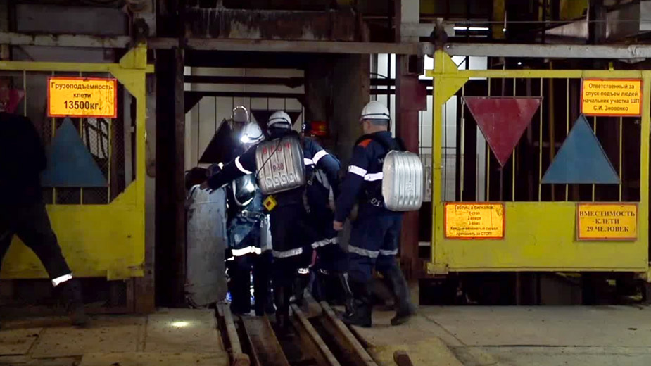 МЧС показало на видео эвакуацию шахтера из затопленного рудника