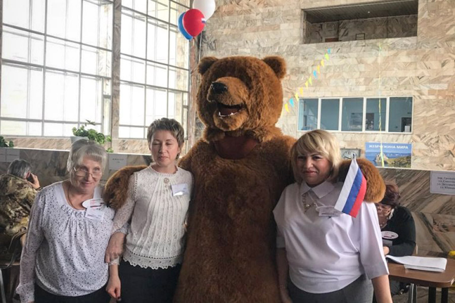 Житель города Северобайкальск, Республика Бурятия, проголосовал на выборах президента России в костюме медведя